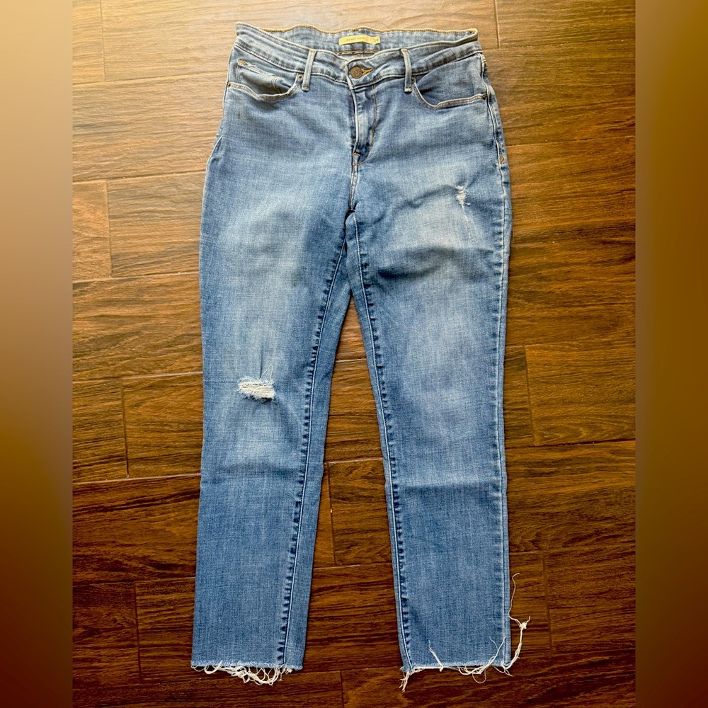Levi’s Mid Rise Skinny Blue 🫧  Gently Loved
